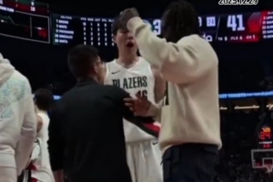 小杨好好学！霍勒迪暂停期间耐心指导杨瀚森