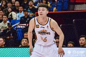 手帝状态火热！鄢手骐首节8分钟 三分3中2&罚球4中4拿10分2助