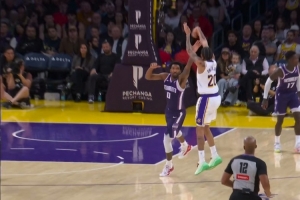 打疯了！小尼克·史密斯接球三分+节奏上篮+追身三分 连砍8分！