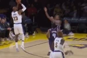 防守反击！艾顿篮下钉板大帽&詹姆斯反击直接追身三分球