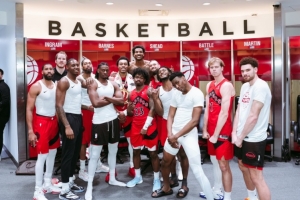 击退勇士！猛龙球员更衣室拍全家福庆祝胜利 巴恩斯获戴大金链子