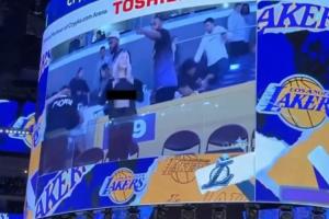 这都敢露？🔞湖人马刺现场大屏幕有女球迷做不雅行为 后被逮捕