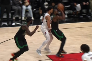 状态无敌！杰伦·布朗急停造卡马拉追尾 直接中投打成2+1！