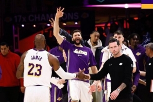 将帅合！湖人发布赢球海报：詹姆斯和雷迪克击掌瞬间成为封面