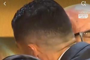 父母代若塔领取环足特别纪念奖，C罗与若塔父母拥抱❤️