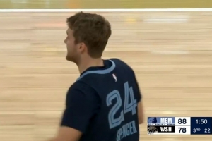 奇才离谱5分钟得分荒！卡姆·斯潘塞一条龙上篮 灰熊轰出19-0！