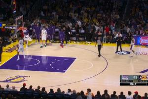 👀半场仅剩1.5秒 詹姆斯中场投篮出手不中 本赛季首次Heave出手