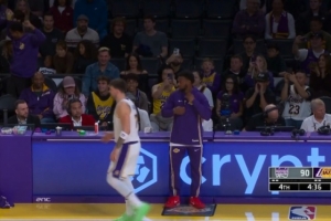 抓住机会展示自己！湖人胜券在握 布朗尼末节剩4分36秒被换上场！