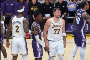 施罗德→东契奇：我要把你的💩打出来 后者笑笑回应