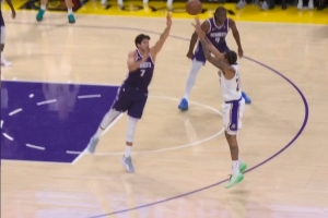 自信心爆棚！小尼克·史密斯突破上空篮后又干拔三分 连得5分！