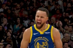 很兴奋！库里速射三分命中 还造成犯规加罚也有打成3+1