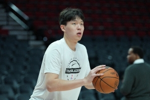 解说：杨瀚森进3分就被换下因防挡拆时沉退太多 要和大根学抢板