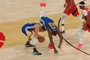 全责💀追梦准备给库里掩护 没交流好追尾从库里身上飞出去了