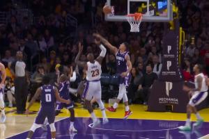 🤩顶级高效！詹姆斯强攻2+1打进 目前11中10砍22分5助！