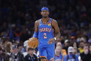 挥洒自如！亚历山大上下步晃飞防守 面对空篮轻松挑进