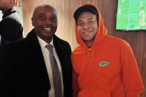 姆巴佩现场观战科特迪瓦vs喀麦隆，与非洲足联主席莫特塞佩合影