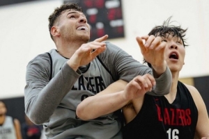 解说：杨瀚森投进3分就被换下因防挡拆时沉退太多 该和大根学抢板