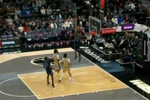 好久不见这种球！科沃德不停球直接传高高 莫兰特起飞空接暴扣！