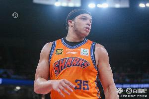 攻防全能！洛夫顿上半场10中5得12分3板2助2断