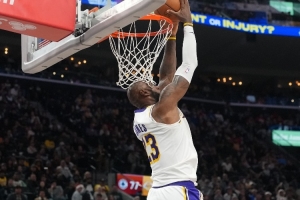 拉拉维亚：詹姆斯的火热开局为球队定下了基调 他打得很具侵略性