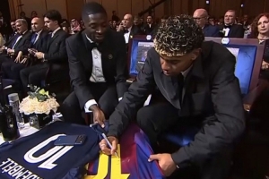 2025金球奖冠亚军！亚马尔、登贝莱在环足奖典礼互赠签名球衣