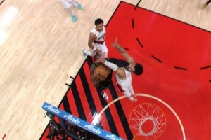 躺了好久！杰伦·布朗上篮肘到阿夫迪亚脸部 裁判回看给一级恶意