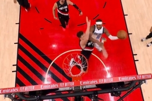 真跟不上！克林根贴防布威上篮被打成2+1