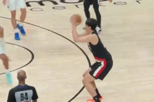 错失良机！杨瀚森45°角接夏普传球出手大空位三分 皮球弹筐而出