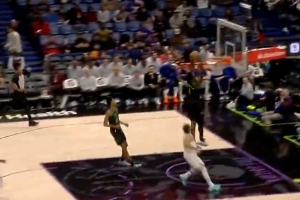 下快攻飞速！锡安绕前抢断后反击 接球轻松双手暴扣！