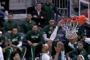 上来就这么凶！字母哥篮下左手单臂虐筐 又突破转身双手滑翔暴扣