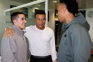 巴斯克斯回到皇马基地，探望前队友们并送上亲切问候