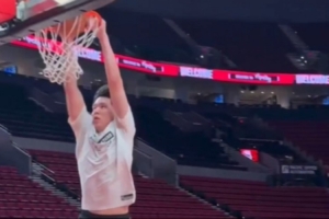 今日能否登场？开拓者主场迎战独行侠 杨瀚森赛前看录像&投篮热身