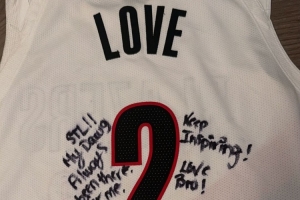 塔图姆都害羞了！开拓者乐福球衣送老乡塔图姆：谢谢你一直支持我