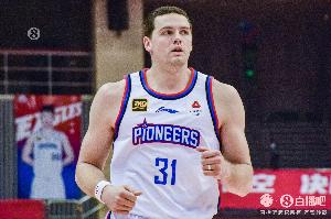 正负值-34最低！大卫·詹姆斯13中4拿到12分8板 有5失误