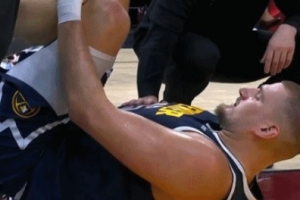 别有事啊！约基奇被队友误伤疑似膝盖过度伸展 下半场出战成疑