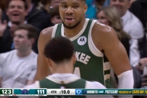 垃圾时间互刷！最后50秒领先10分字母上篮取分 回头三球刷个助攻