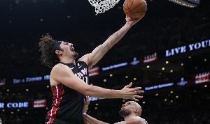 能攻善传！哈克斯替补11中8高效贡献20分11助 正负值+23