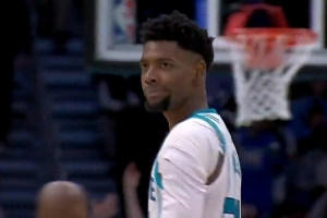 怎能一个“哇”字了得！米勒抢断反击单臂滑翔隔扣库兹马2+1！