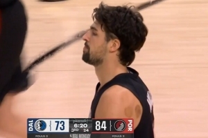 太可惜！阿夫迪亚突破送直传 但用力过猛杨瀚森没接到