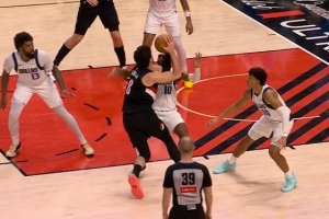 很致命！阿夫迪亚关键时刻出现进攻犯规 开拓者交出球权