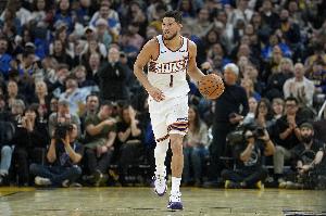 突然发力！布克中投命中 太阳轰出16-3攻击波确立两位数领先