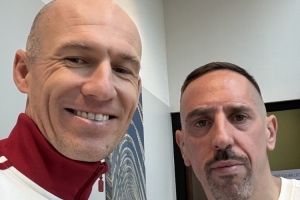 仁迷泪目！拜仁官方晒“罗贝里”怼脸自拍合照：传奇❤️🤍