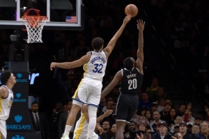 夺回球权！TJD和夏普抢球出界&裁判吹勇士球权 篮网挑战成功