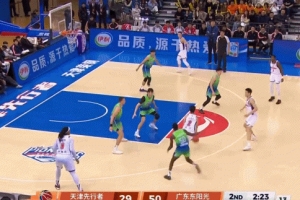 球场精灵！徐杰连续运球撤步投进三分 接连助攻萨林杰+萨姆纳得分