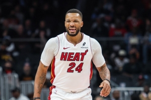 打成老大了！诺曼·鲍威尔获10万票&居东部第十八 也是热火独苗