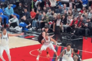 杨瀚森背打克莱&转身上篮被鲍威尔包夹帽掉 好在乐福最后命中三分