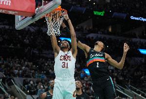 文班克星？贾勒特·阿伦面对文班3胜0负 场均轰下27.3+14