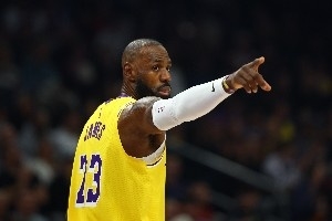 将满41岁！詹姆斯转发40岁数据及采访：人生的下半场我依然占上风