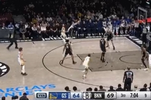 分值一样！库里突破强行抛投2+1但裁判吹提前犯规 之后三分命中