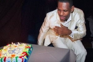 湖媒告白41岁詹姆斯：我还没准备好告别 请再继续飞驰久一点👑